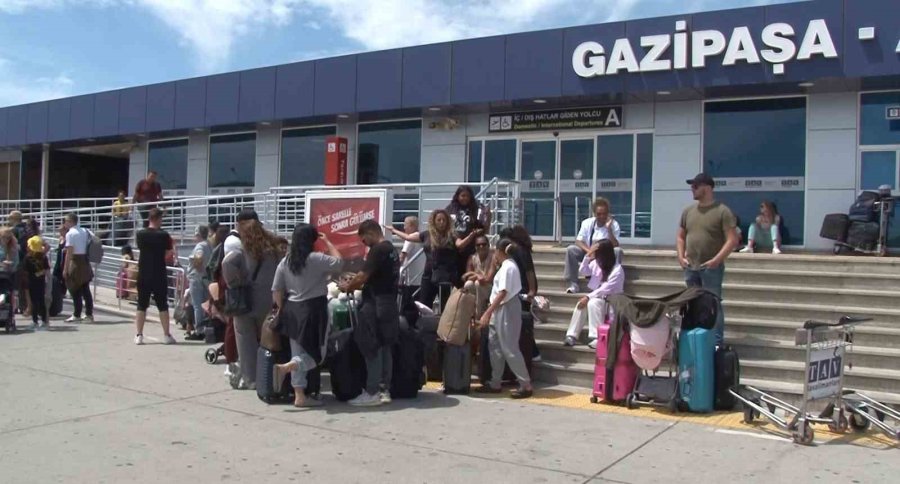 Antalya’da Gazipaşa Havalimanındaki Uçak Arızası Diğer Uçakların Yolcularını Vurdu