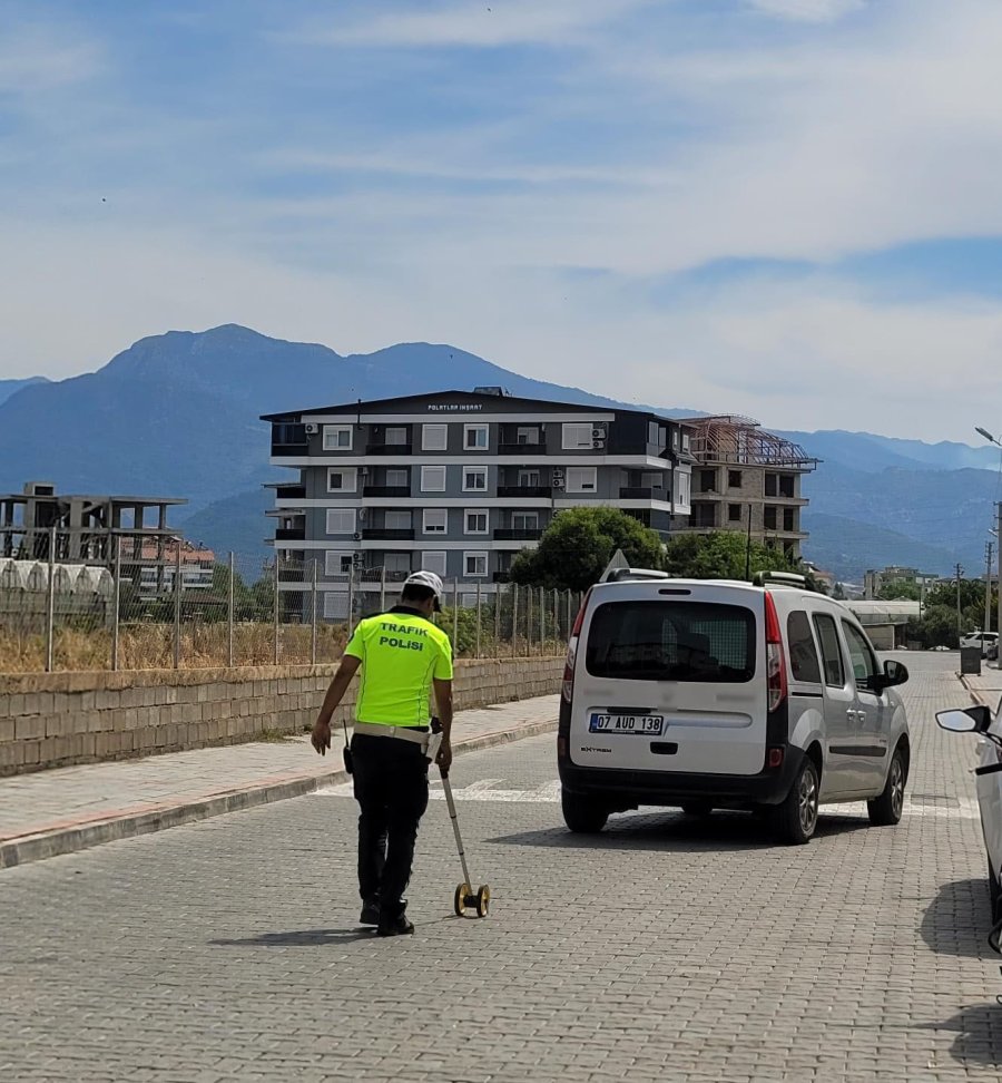 Hafif Ticari Araç İle Motosiklet Çarpıştı: 2 Yaralı