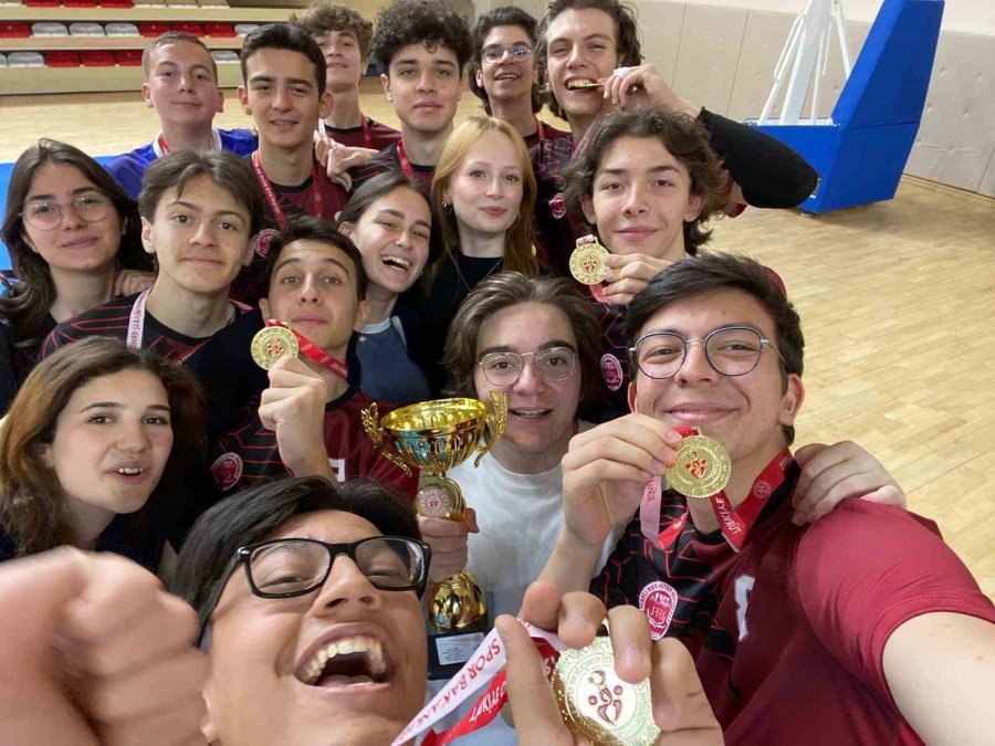 Eskişehir Fatih Fen Lisesi ‘erkek Voleybol’ Da Şampiyon