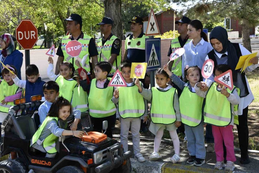 Karaman’da “karayolu Trafik Güvenliği Ve Karayolu Trafik Haftası” Etkinlikleri