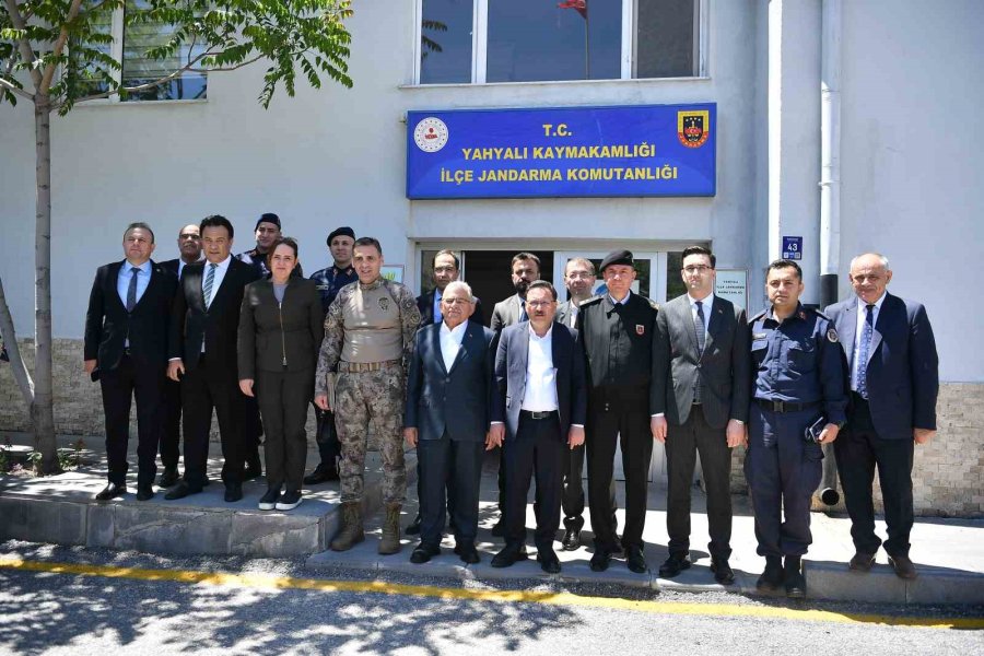 Yahyalı İlçe Sakinleri Vali Çiçek Ve Başkan Büyükkılıç’ı Bağrına Bastı