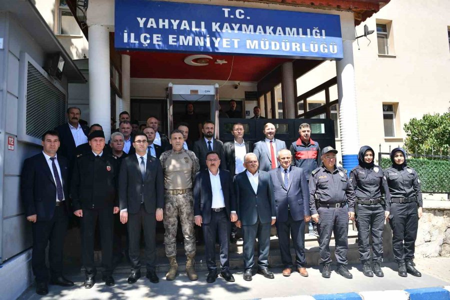 Yahyalı İlçe Sakinleri Vali Çiçek Ve Başkan Büyükkılıç’ı Bağrına Bastı