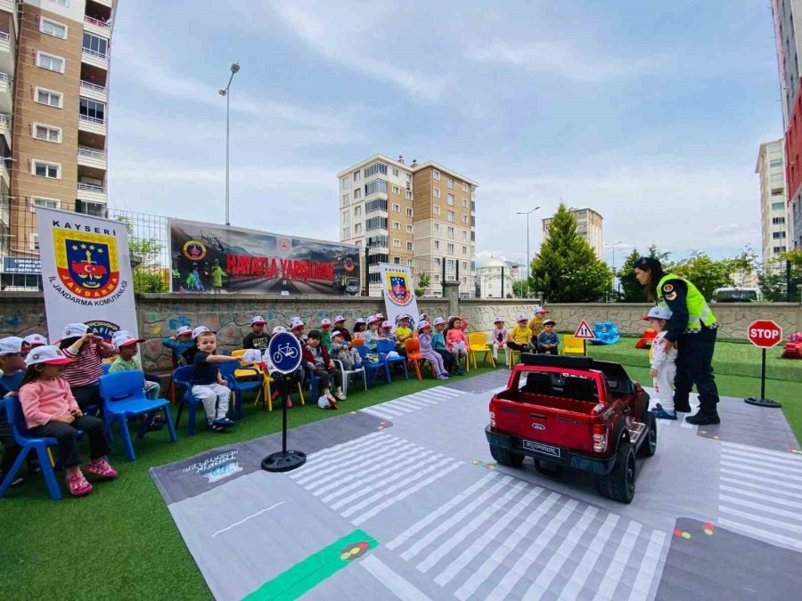 Jandarmadan Öğrencilere Trafik Eğitimi