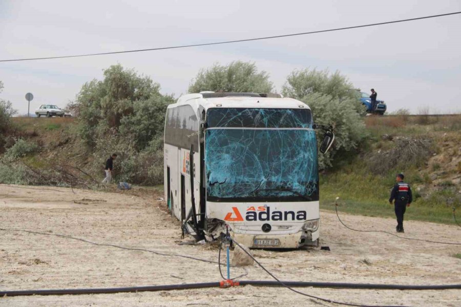 Yoldan Çıkan Yolcu Otobüsü Tarlaya Girdi: 4 Yaralı