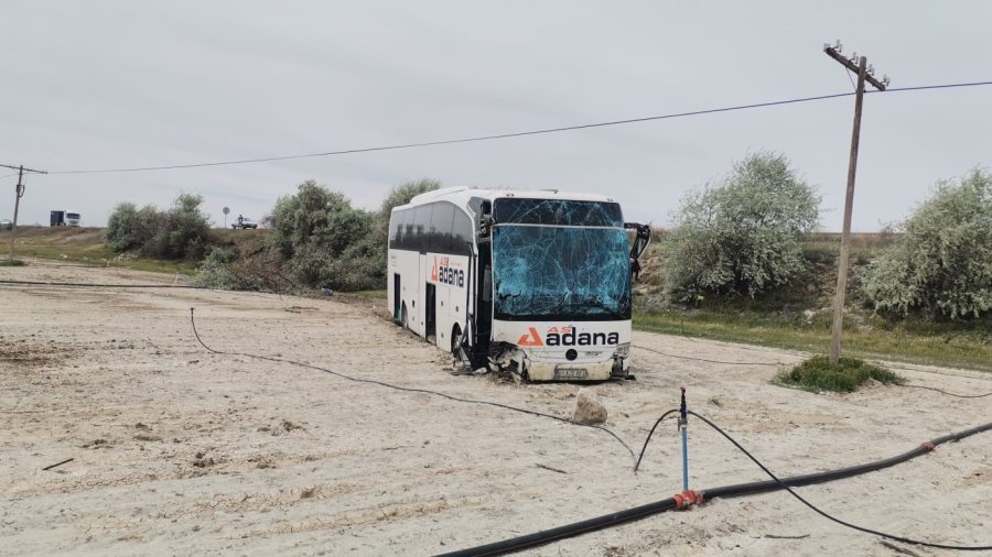 Yoldan Çıkan Yolcu Otobüsü Tarlaya Girdi: 4 Yaralı