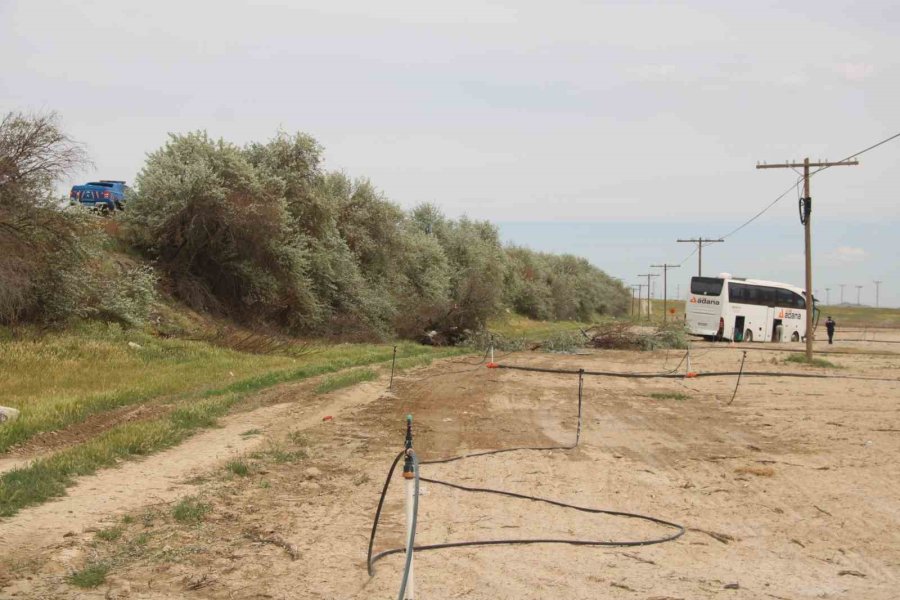 Yoldan Çıkan Yolcu Otobüsü Tarlaya Girdi: 4 Yaralı