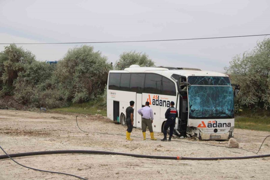 Yoldan Çıkan Yolcu Otobüsü Tarlaya Girdi: 4 Yaralı