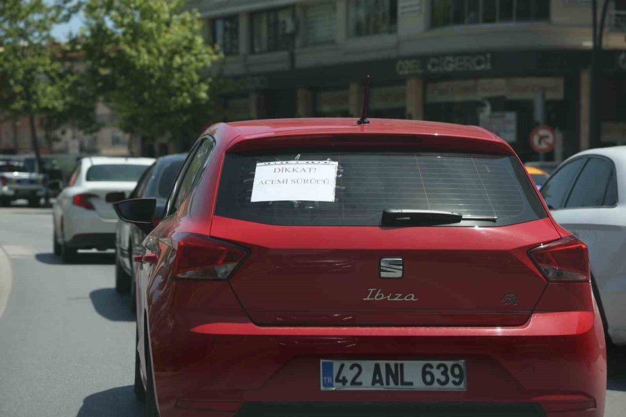 “dikkat Acemi Sürücü” Yazısıyla Dikkat Çekiyor