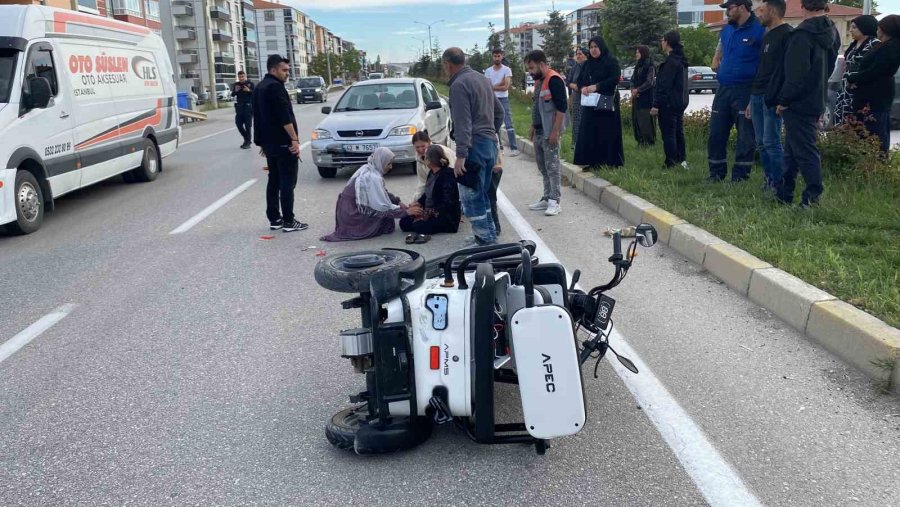 Konya’da Üç Tekerlekli Bisiklet Otomobille Çarpıştı: 1 Yaralı