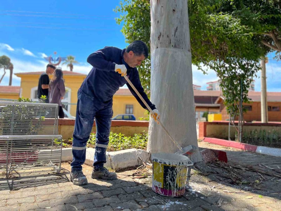 Tarsus’ta Parklarda Yenileme Ve Bakım Çalışmaları Sürüyor