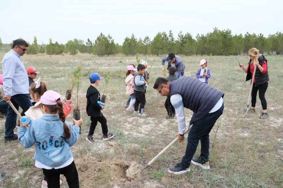 Karapınar’da İlkokul Öğrencileri Fidan Dikti