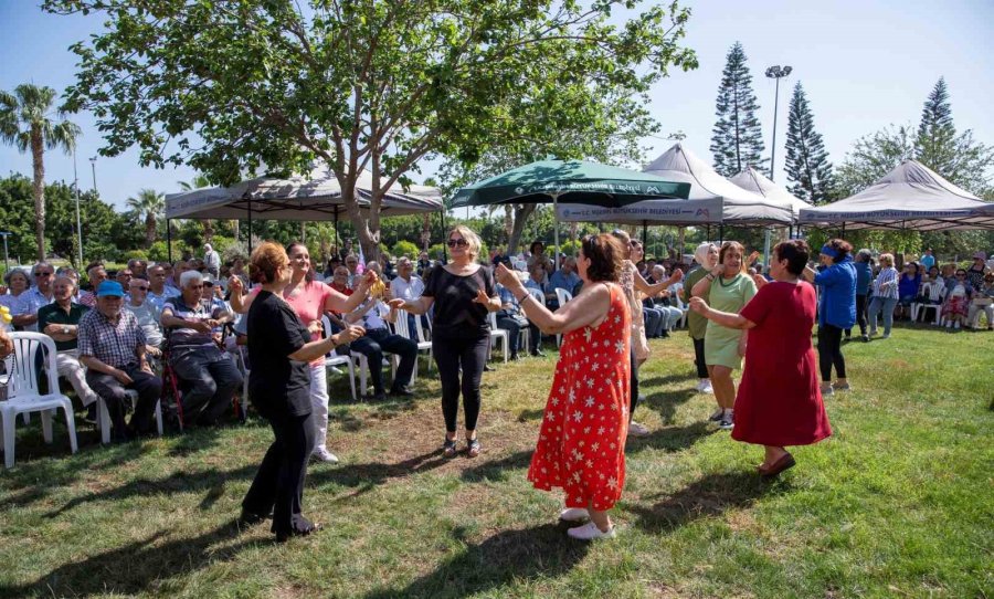 Mersin’de Emekliler Yazı ’bahar Şenliği’ İle Karşıladı