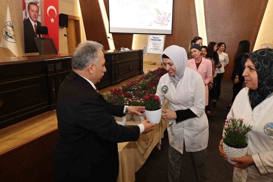 Başkan Yalçın Anneler Günü’nü Çiçeklerle Kutladı