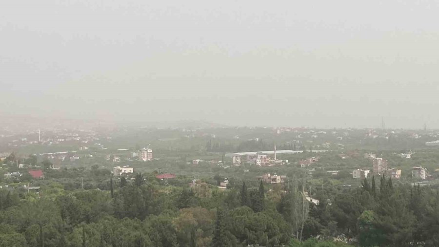 Mersin’i Toz Bulutu Kapladı, Araçlar Çamura Bulandı