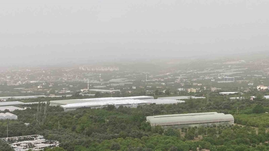 Mersin’i Toz Bulutu Kapladı, Araçlar Çamura Bulandı