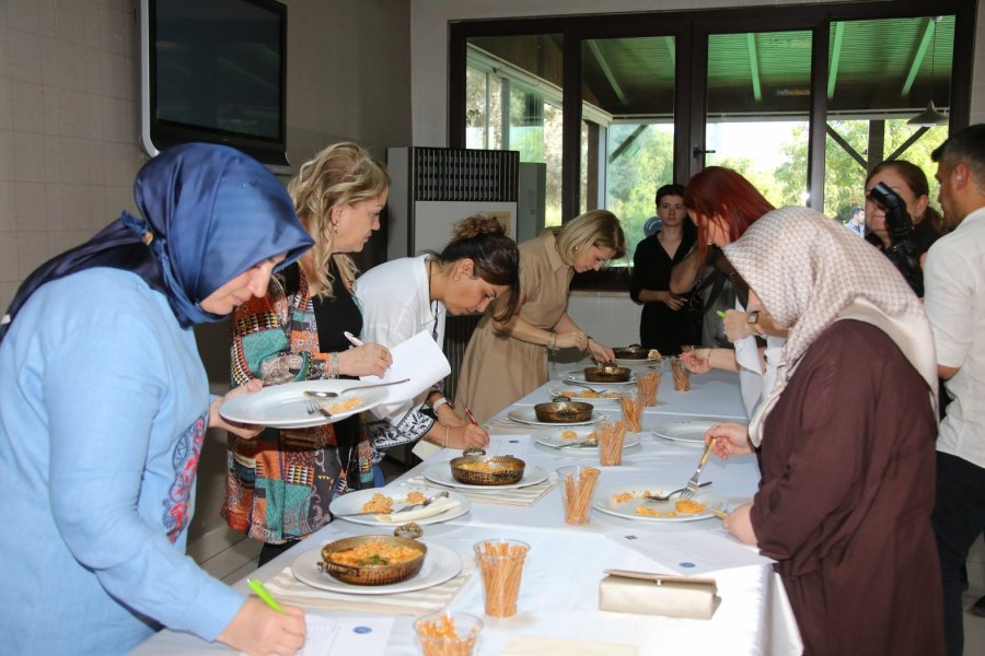 Antalya Protokolü ’anneler Günü’ İçin Menemen Yarışmasında Hünerlerini Sergiledi