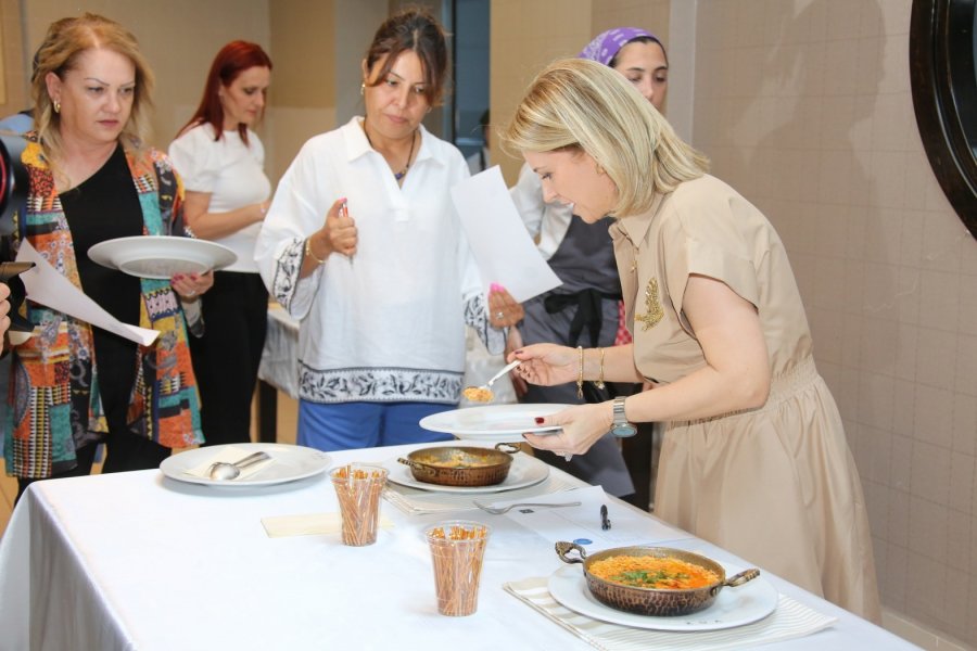 Antalya Protokolü ’anneler Günü’ İçin Menemen Yarışmasında Hünerlerini Sergiledi