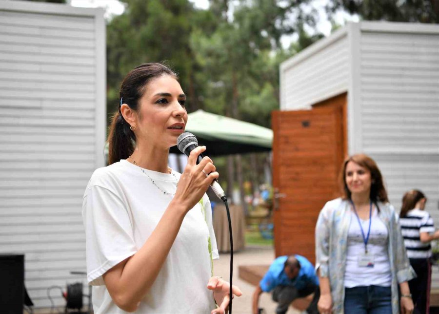 Anneleri İçin Çiçek Tasarladılar, Saksısını Kapan Koştu