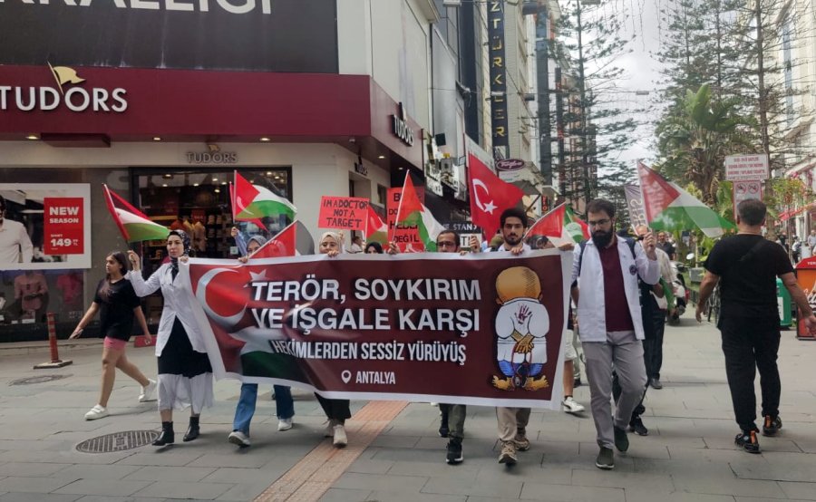 Antalyalı Hekimlerden Filistin İçin ‘sessiz Yürüyüş’