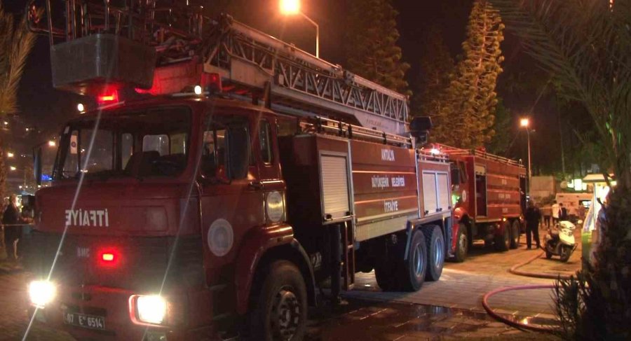 Alanya’da Tur Teknesinde Korkutan Yangın