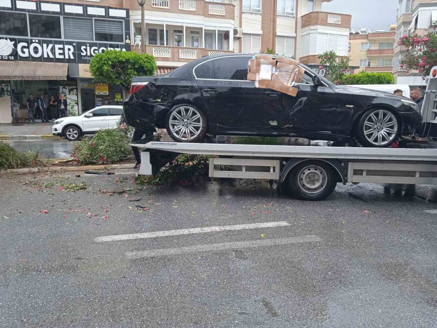 Alanya’da Refüje Çıkan Otomobil Ağaçları Devirdi