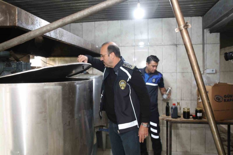 Alanya’da Merdiven Altı Kuru Meyve Ve Pekmez İmalathanesi Mühürlendi