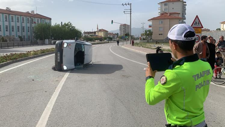 Karaman’da Hafif Ticari Araçlar Çarpıştı: 2 Yaralı