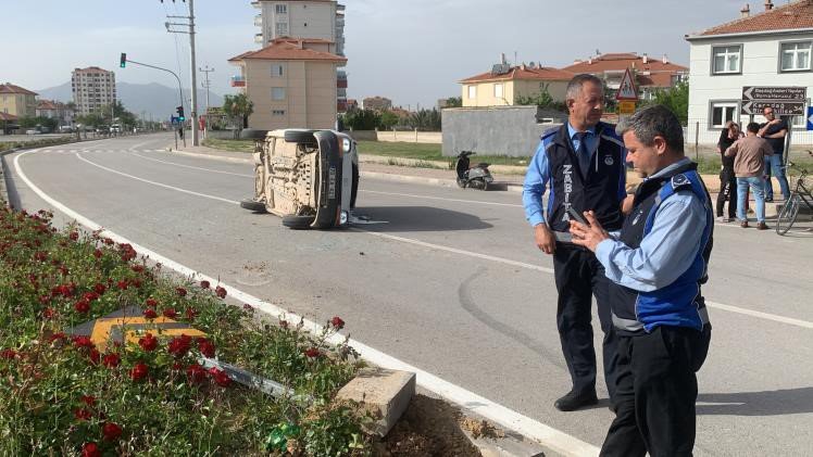 Karaman’da Hafif Ticari Araçlar Çarpıştı: 2 Yaralı