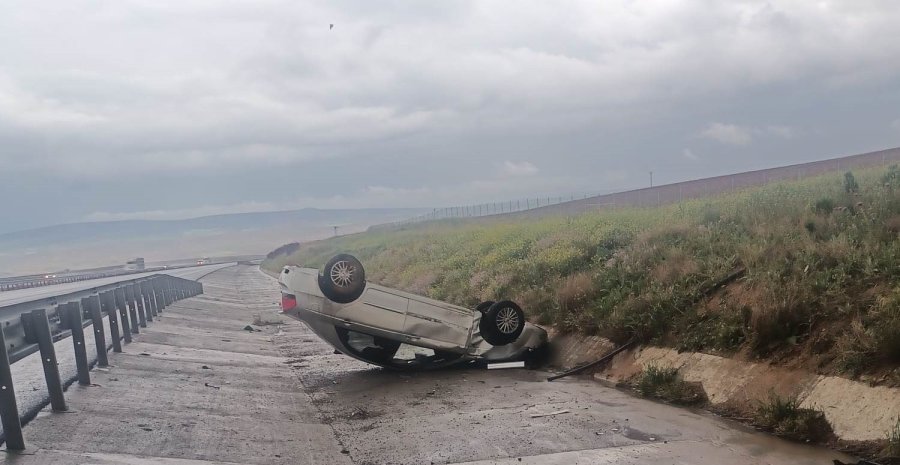 Kayganlaşan Yolda Otomobil Takla Attı: 1 Yaralı