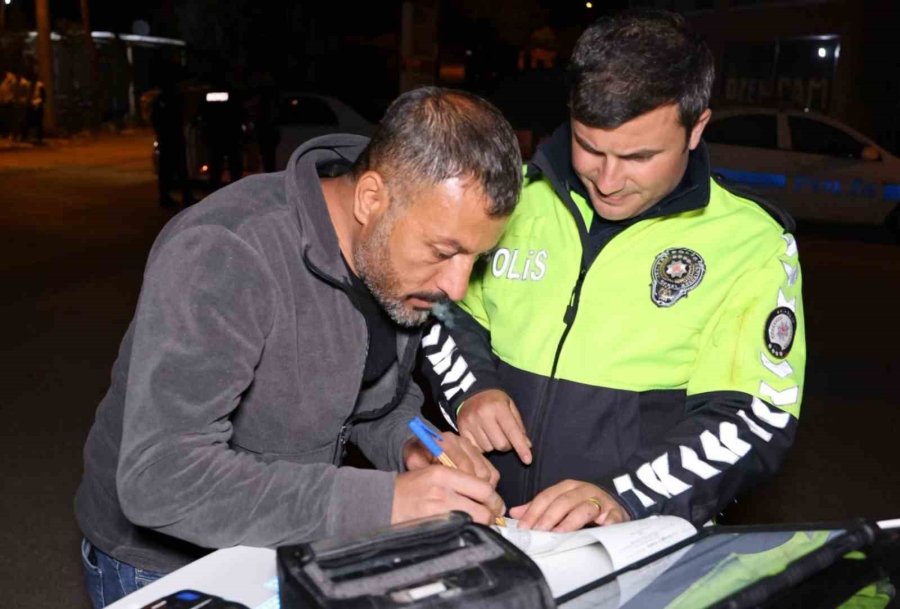 Alkolden Ehliyetine El Konuldu, “nasıl Yapacağız?” Diye Polise Sordu