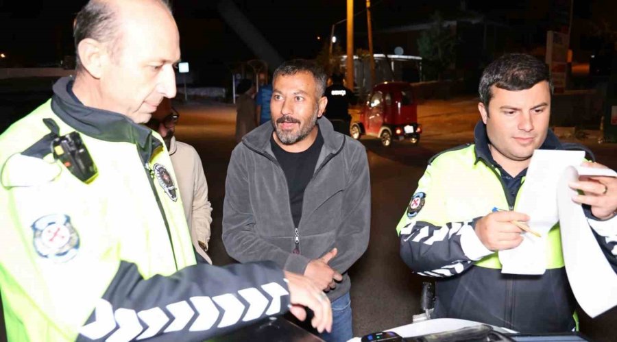 Alkolden Ehliyetine El Konuldu, “nasıl Yapacağız?” Diye Polise Sordu