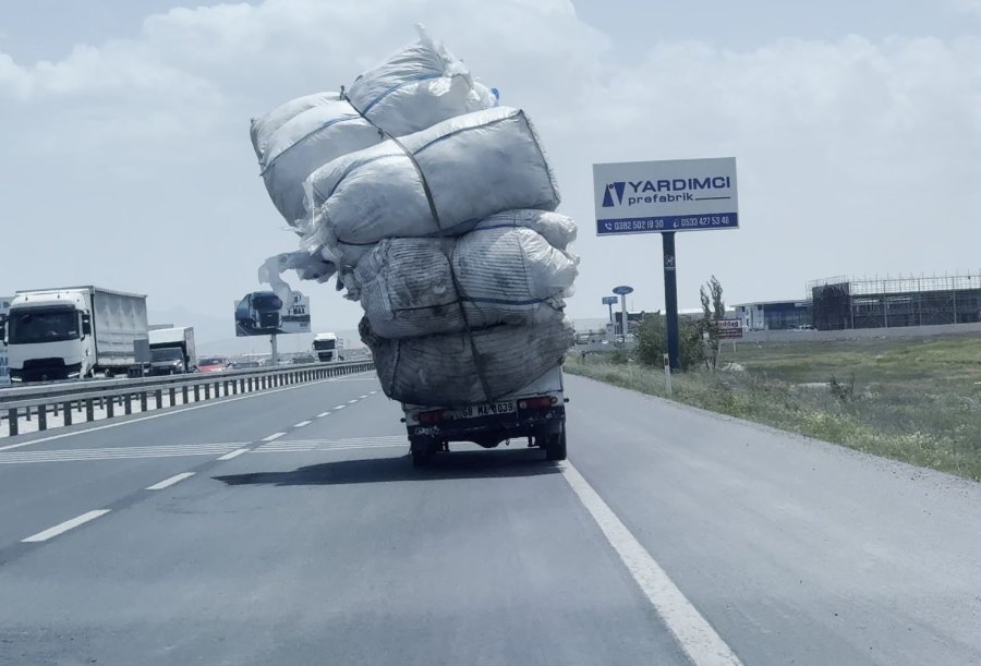 Trafikte “devrildi Devrilecek” Kamyonet Şok Etti