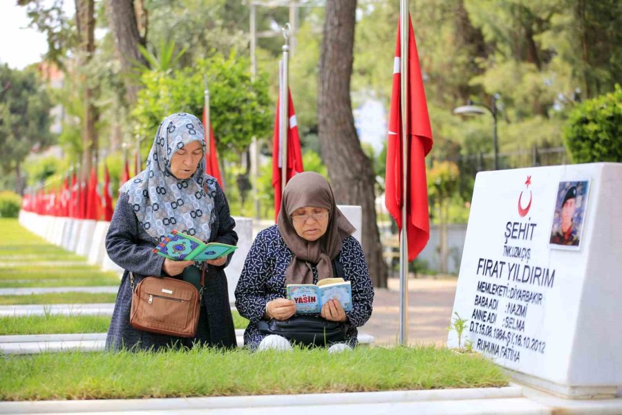 Şehit Kabirlerinde Buruk Anneler Günü