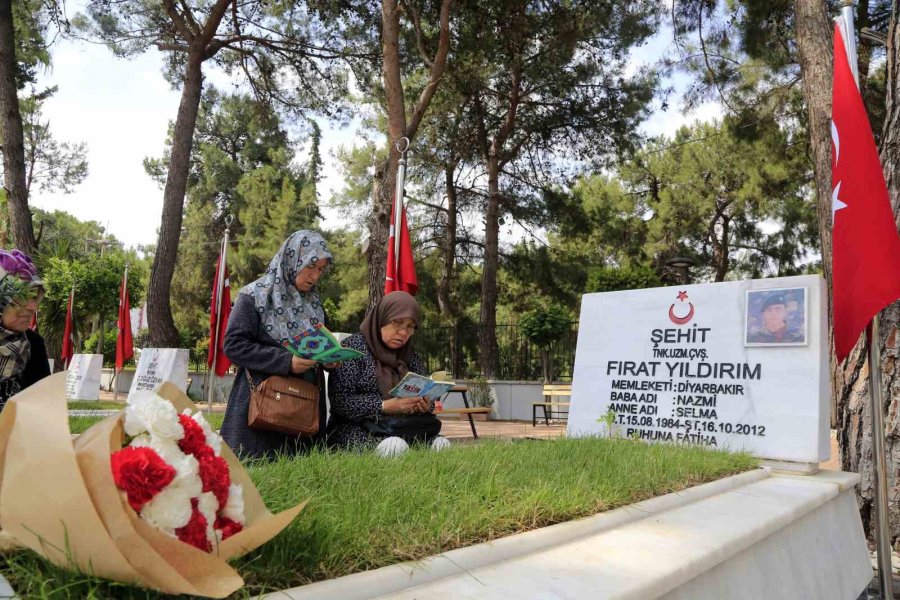 Şehit Kabirlerinde Buruk Anneler Günü