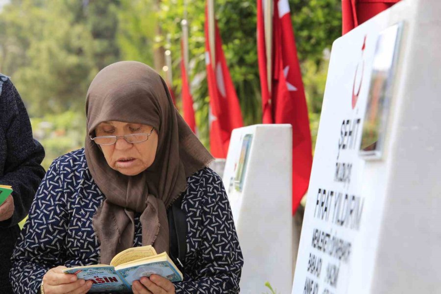 Şehit Kabirlerinde Buruk Anneler Günü