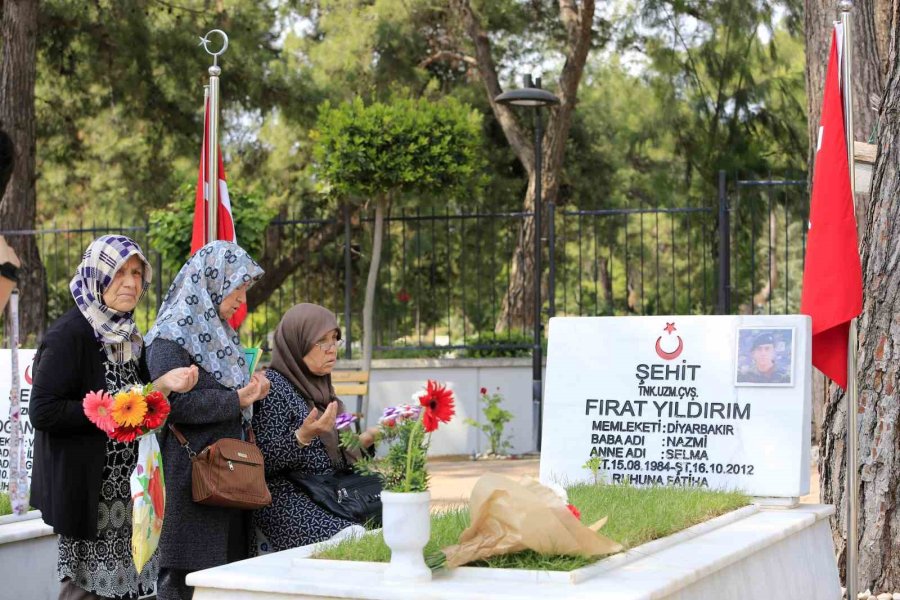 Şehit Kabirlerinde Buruk Anneler Günü