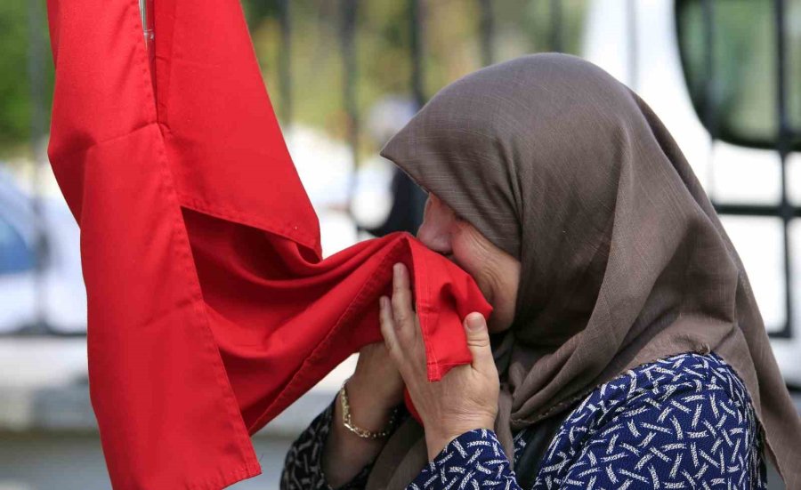 Şehit Kabirlerinde Buruk Anneler Günü