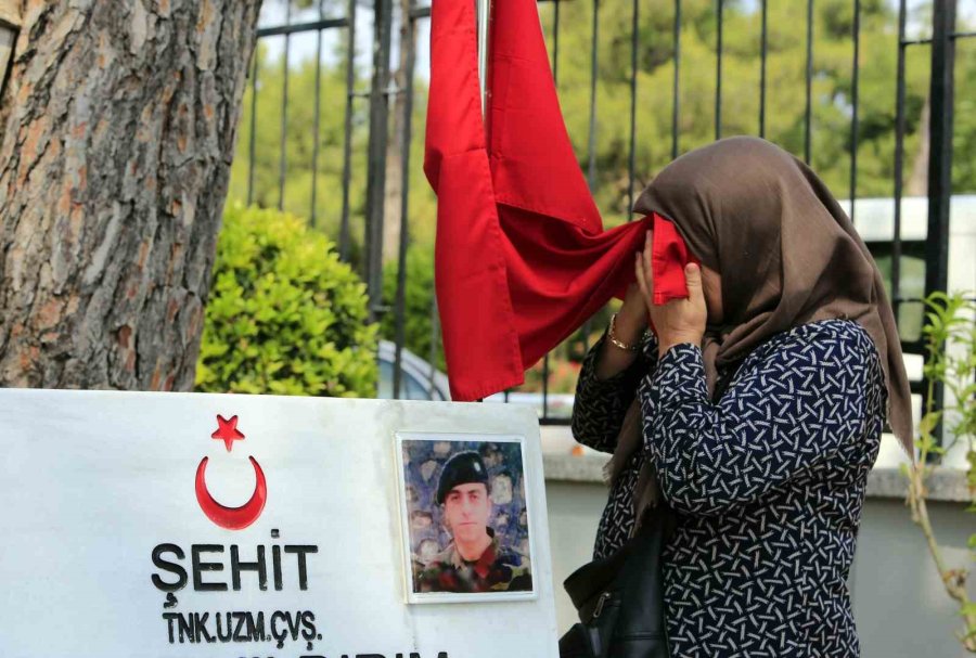 Şehit Kabirlerinde Buruk Anneler Günü