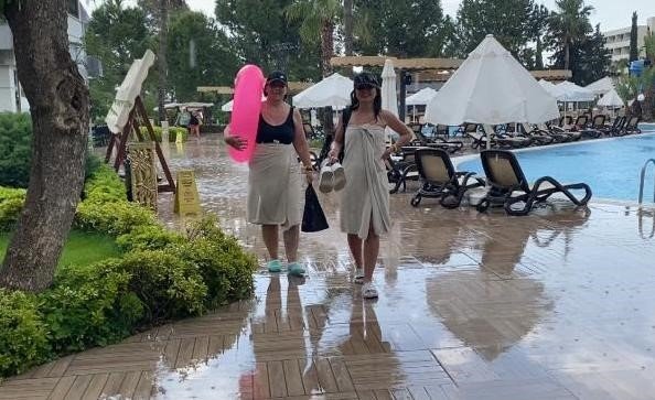 Antalya’da Tatilcilere Yağmur Sürprizi