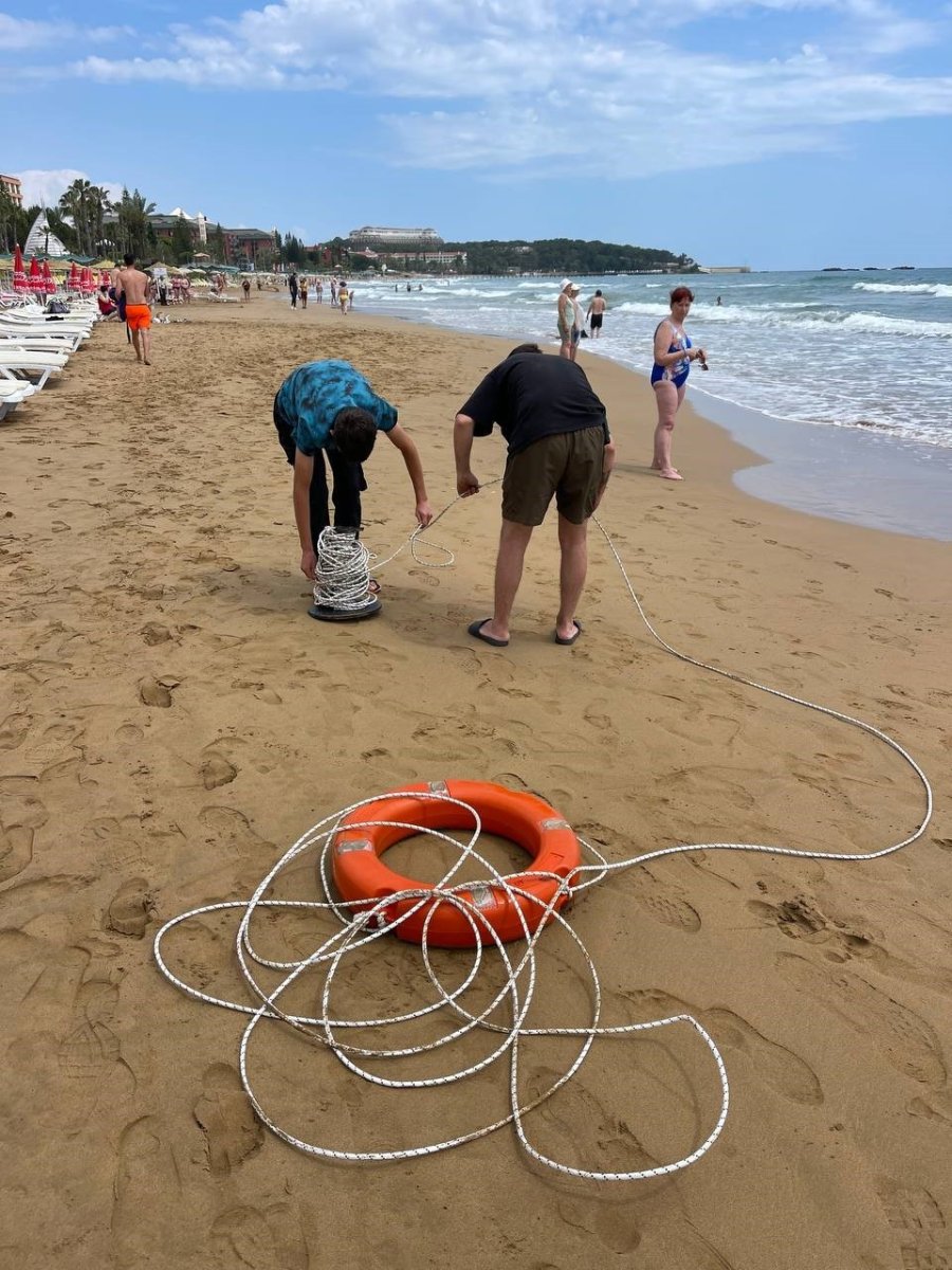 Alanya’da Boğulma Tehlikesi Geçiren Tatilciler Halatlara Takılı Can Simitleriyle Kurtarıldı