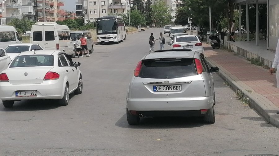 Otomobilin Çarptığı Motosiklet, Sürüklenip Başka Bir Otomobile Çarptı