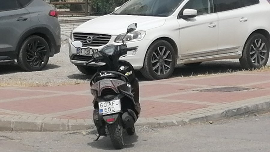 Otomobilin Çarptığı Motosiklet, Sürüklenip Başka Bir Otomobile Çarptı