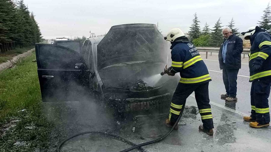 Seyir Halindeyken Yanan Araç Kullanılamaz Hale Geldi