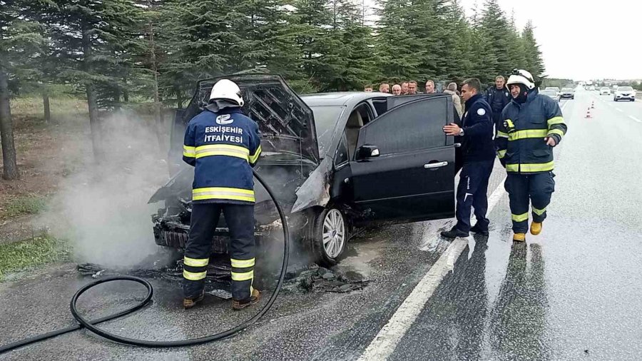 Seyir Halindeyken Yanan Araç Kullanılamaz Hale Geldi