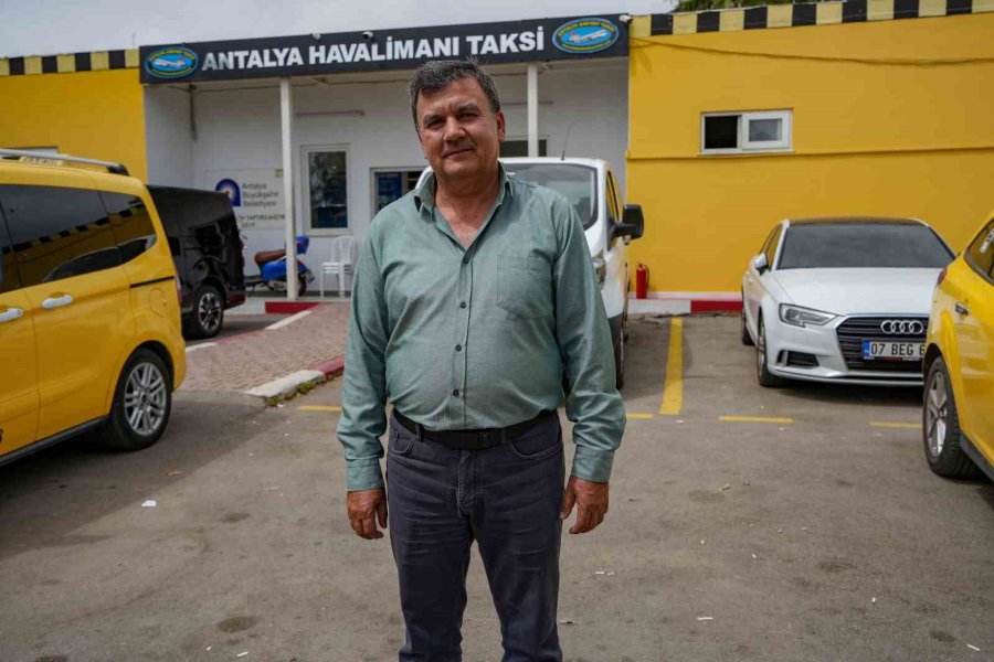 Antalya Havalimanı Taksi Durağının Anne Şoförleri