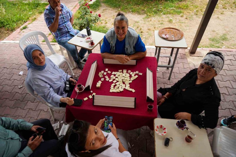 Antalya Havalimanı Taksi Durağının Anne Şoförleri