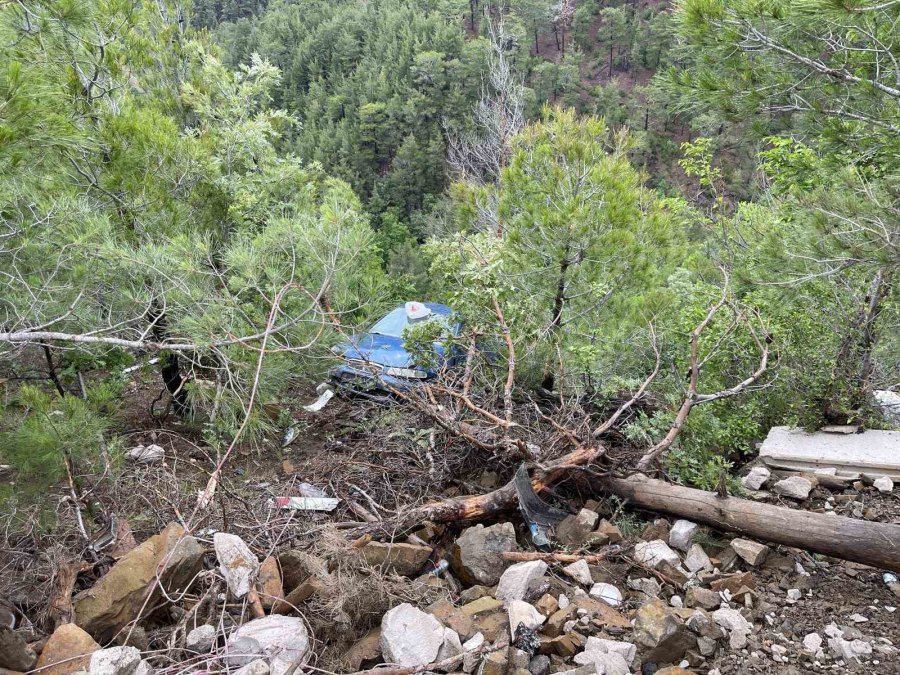 Sürücüsün Hakimiyetini Kaybettiği Otomobil Uçuruma Yuvarlandı: 2 Yaralı