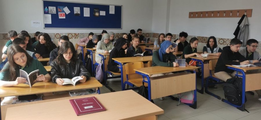 Beyşehir’de Lise Öğrencileri Yazdıkları Hikayeleri Kitaplaştırdı