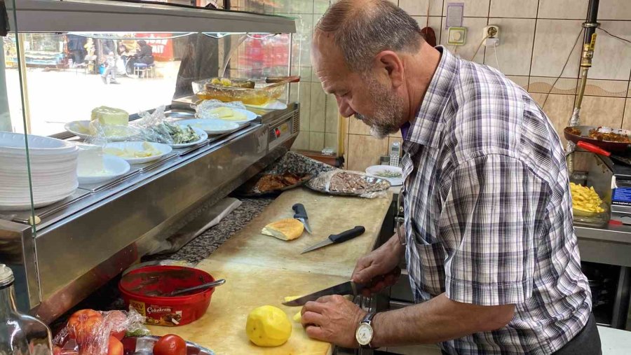 Yarım Asırdır Sabah Ezanından Önce Dükkanını Açıyor