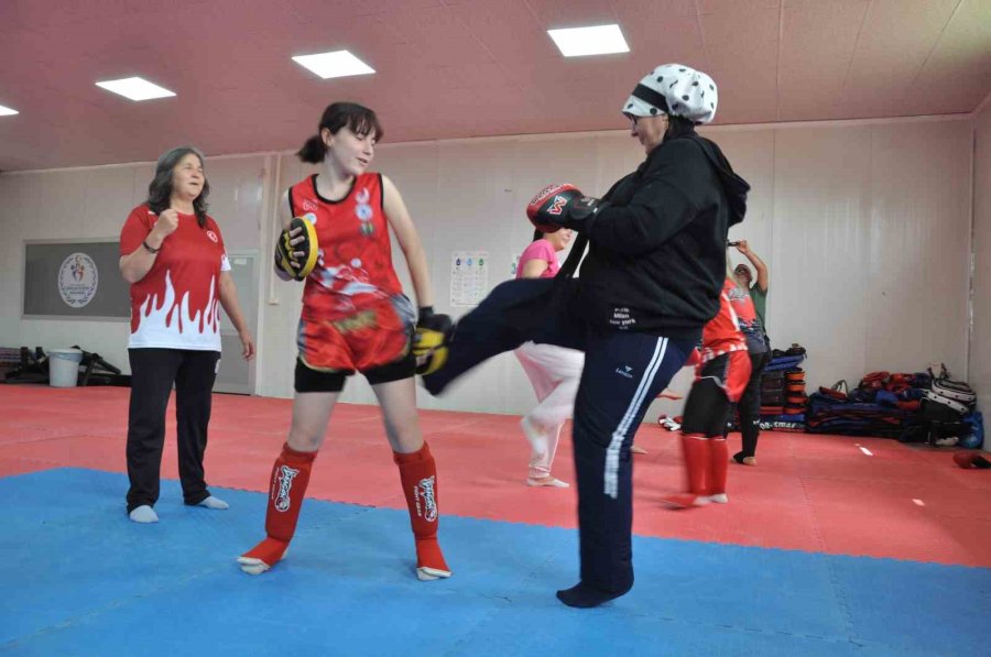 Dünya Şampiyonu Muay Thai Sporcular Anneleriyle Müsabakalara Hazırlanıyor